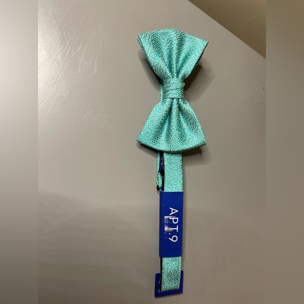 New with tags men bow tie